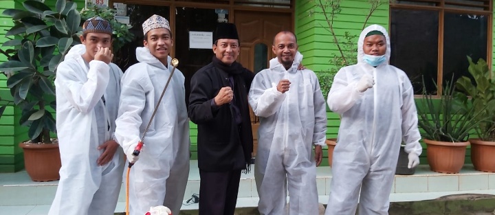 Ponpes Alqomariah Bekasi Lakukan Penyemprotan Disinfektan di Rumah Penduduk