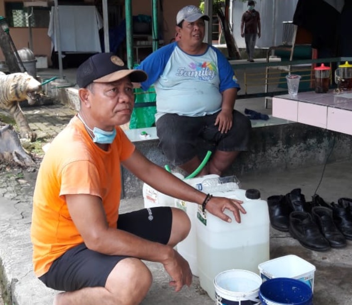 Viral di Bekasi, Seorang Polisi Semprot dan Bagi Disinfektan Gratis di Rumah Warga