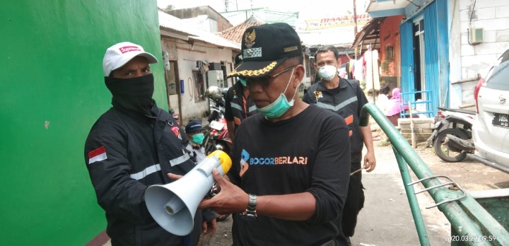 Disaksikan Lurah Sindang Barang, Bhabinmas dan Babinsa Lakukan Penyemprotan Disinfektan Secara Serentak