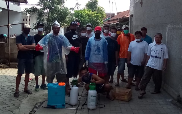 Cegah Penyebaran Corona Warga RT 03 B RW 01 Kelurahan Bunder Melakukan Penyemprotan Dengan Cairan Disinfektan