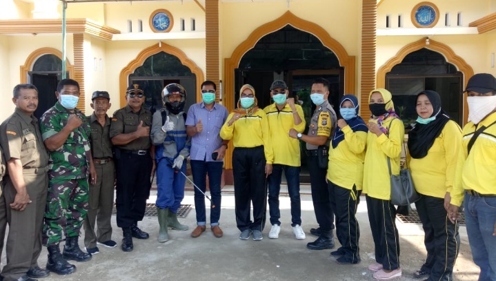 Camat Rantau Utara Bersama Lurah Aek Paing Semprotkan Disinfektan di Kel Aek Paing