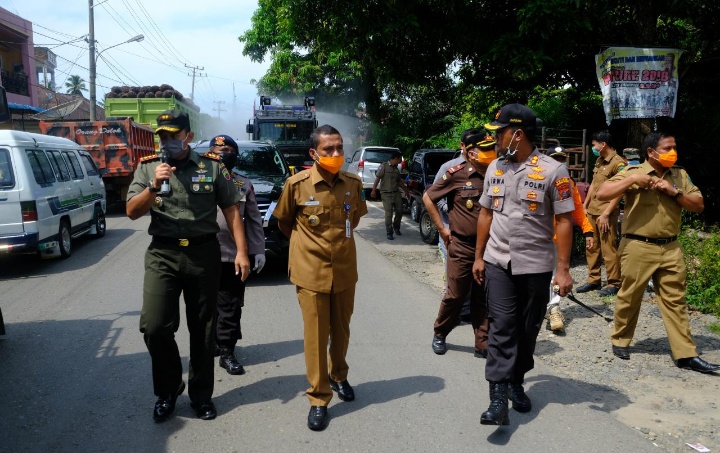 Dandim 0212/Tapsel Turut Melepas Personel Penyemprotan Disinfektan Serentak di Paluta