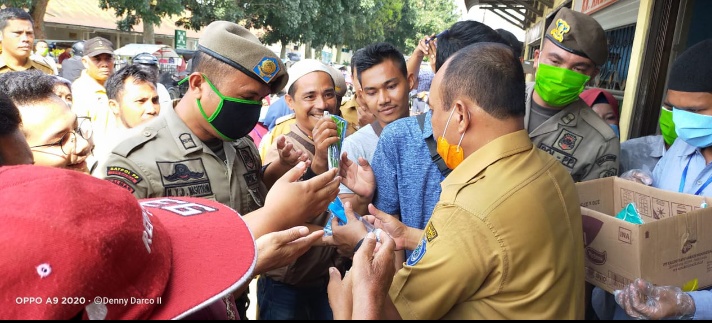 Bupati Labuhanbatu Bagikan Masker dan Sanitizer