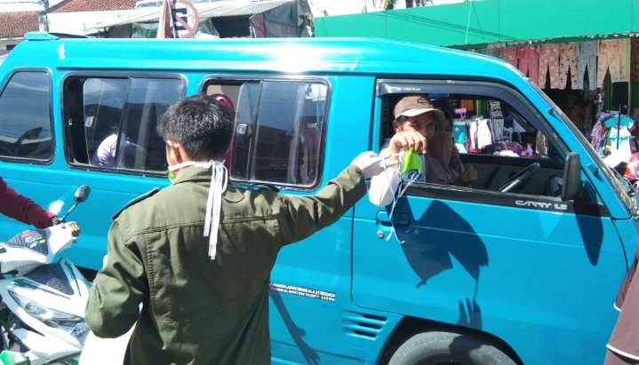 Alumni STKIP BOGOR dan alumni SMP PGRI LEUWILIANG Bagikan masker gratis