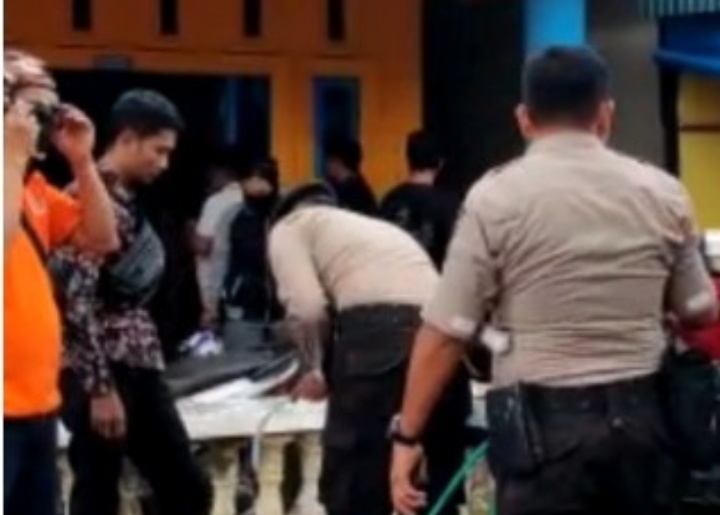 IWO dan Personel Polres Inhil, Melakukan Penyemprotan Disinfektan di Permukiman Warga