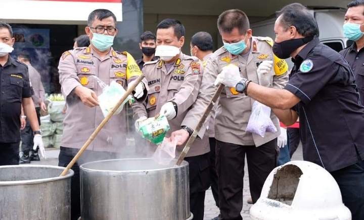 Musnahkan Barang Bukti Sabu Sabu, Kapoldasu Irjen Pol Martuani Sormin, M.Si : Jangan Pernah Bermain Dengan Nar