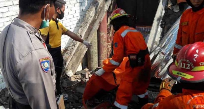 Dua Orang Tewas Tertimpa Rumah Roboh di Ketintang