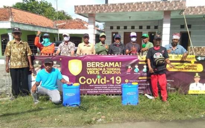 Cegah Penularan Covid- 19, Pemerintahan desa Dangdeur Jayanti Lakukan Penyemprotan Disinfektan ke Pelosok desa