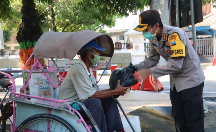 Ringankan Beban Akibat Covid-19, Polisi Pacitan Bagikan Puluhan Paket Sembako Ke Abang Becak dan Tukang Ojek