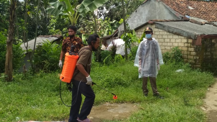 Kecamatan Tenjolaya Serentak Menyemprot Disinfektan ke 7 desa di Wilayahnya Bersama Satpol PP dan Babinsa