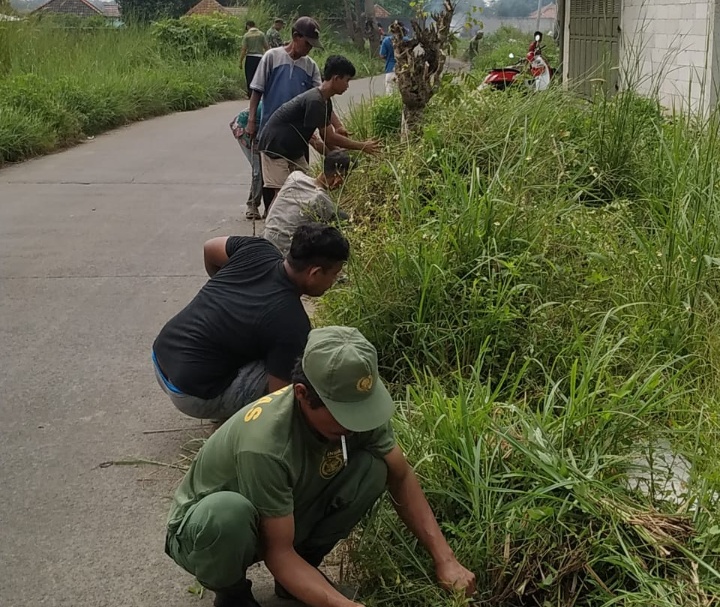 Sambut Bulan Suci Ramadhan, Warga Desa Dangdeur Jayanti Laksanakan Kerja Bakti di Sepanjang Ruas Jalan Pangkat