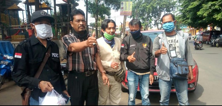 Solidaritas Jurnalis di Karawang Bagi-bagi Masker dan Multivitamin Gratis