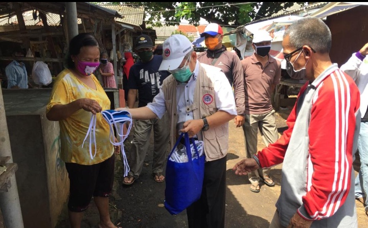 Atiek Yulis Setyowati Warga Komplek Pura Bojonggede Ajak Masyarakat Taati Aturan Pemerintah Menggunakan Masker