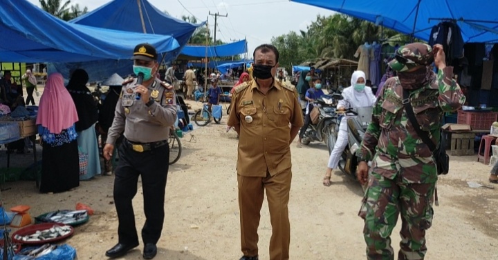 Camat Panai Panai Hulu Melakukan Himbauan dan penyemprotan Desinpektan di Desa Sei Jawi Jawi