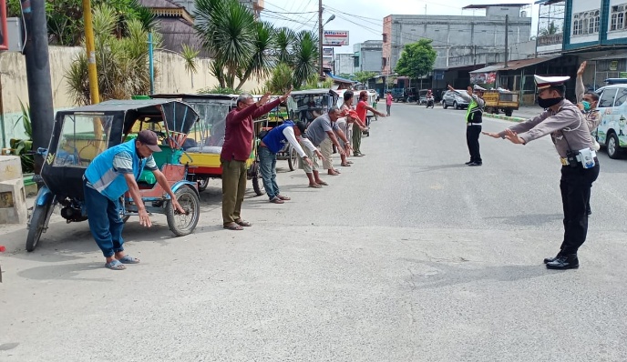 Cegah Penyebaran Covid-19, Sat Lantas Polres Sergai Ajak Parbetor Senam Sehat AWS3