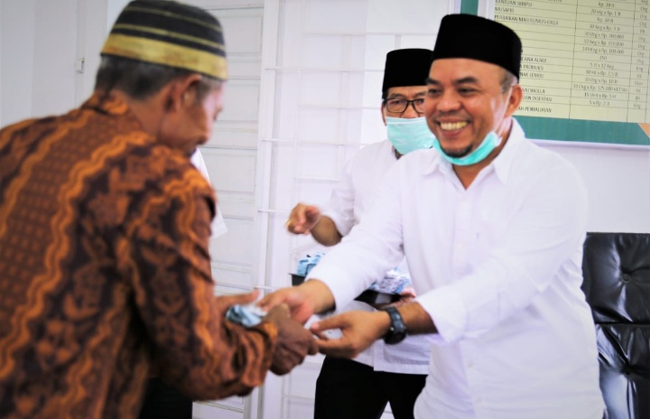 BAZNAS Labuhanbatu Salurkan Zakat Kepada 11 Masjid Dan 4 Mushallah