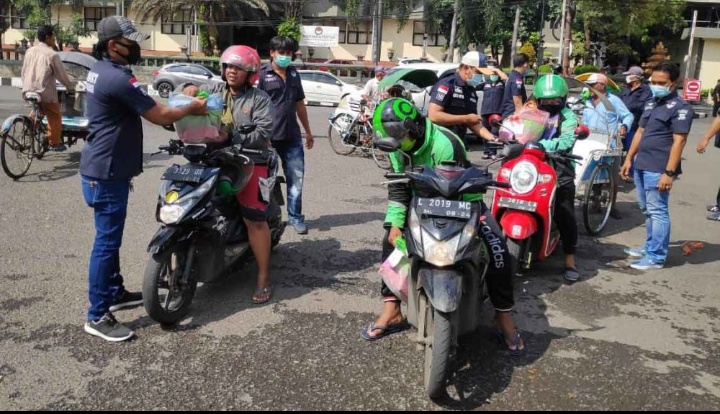 Jumat Berkah Polrestabes Surabaya Bagi Bagi Sembako