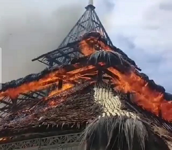 Mesjid-Tua Uli-Hatuhaha di Rohomoni Terbakar, Konon Ini Isyarat Buruk