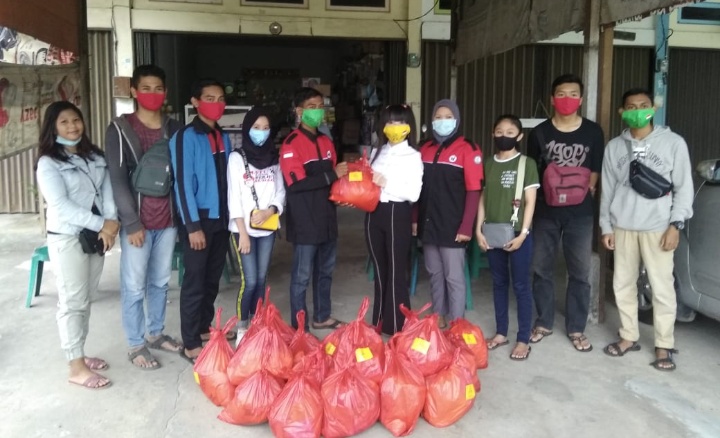 Team Sosial Bakmie Loncat dan Oi Singkawang Bagikan Sembako Gratis