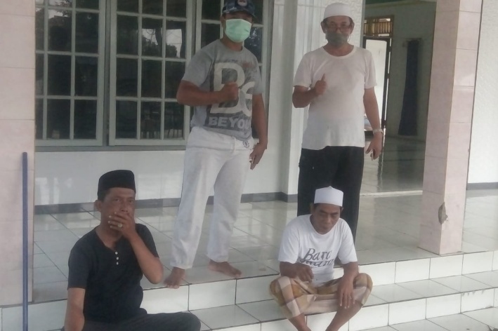 Sambut Bulan Ramadhan, Ketua DKM Bersama Warga Gelar Kerja Bakti di Area Masjid Al falahiyah Pangkat Jayanti