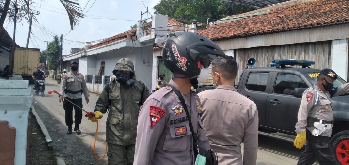 Penyemprotan Disinfektan Oleh Brimob di Wilayah Sukaraja Bogor