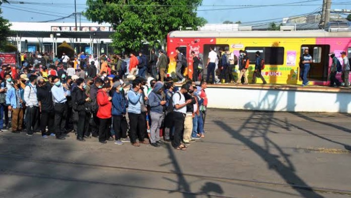 Penumpang KRL Memludak di Stasiun Bogor Kerana Pembatasan Penumpang