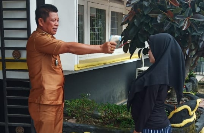 Putus Mata Rantai Covid-19, Camat Rantau Utara Cek Thermogun Bagi Tamu Yang Datang di Kantor Camat