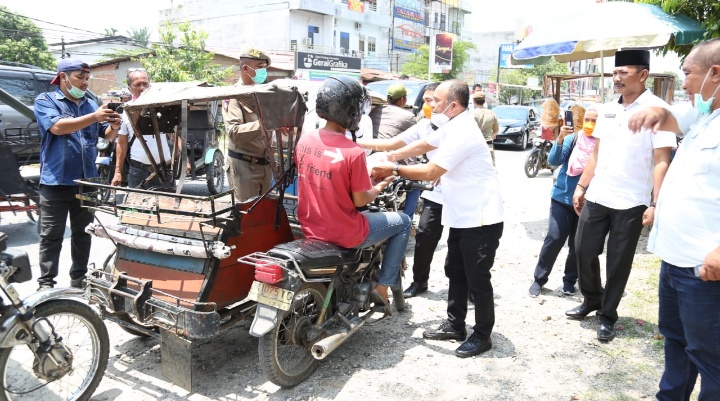 Pemkab Labuhanbatu Berbagi Sembako Kepada Abang Becak