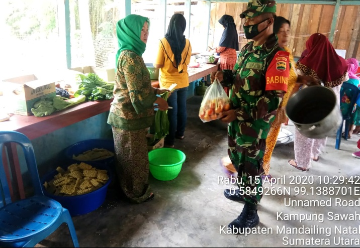 Buka Dapur Umum, Koramil 17/Natal dan Polsek Natal Bagikan Makanan ke Warga