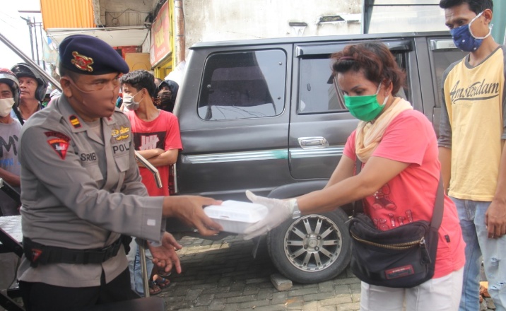 Wujud Kepedulian Ditengah Wabah Covid-19, Sat Brimob Polda Sumut Bagikan Makanan Gratis Kepada Masyarakat