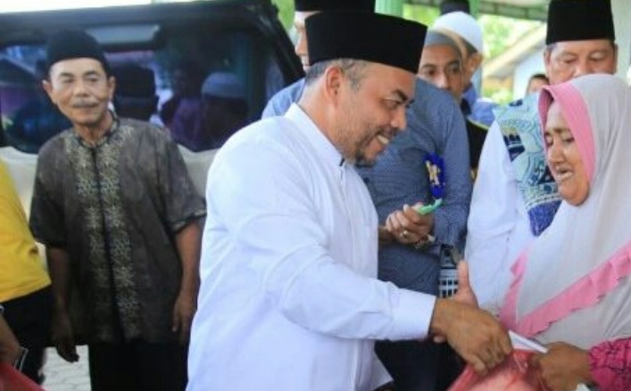 Jum’at Berkah, Bupati Labuhanbatu Berbagi Sembako