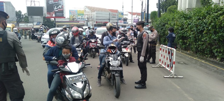 Camat Cikupa Tinjau Check Point Pengawasan dan Pengendalian Pelaksanaan PSBB