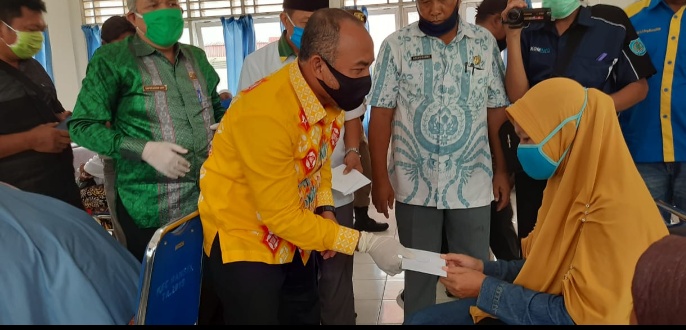 Bupati Labuhanbatu Salurkan Zakat Dari BAZNAS di Kecamatan Rantau Selatan