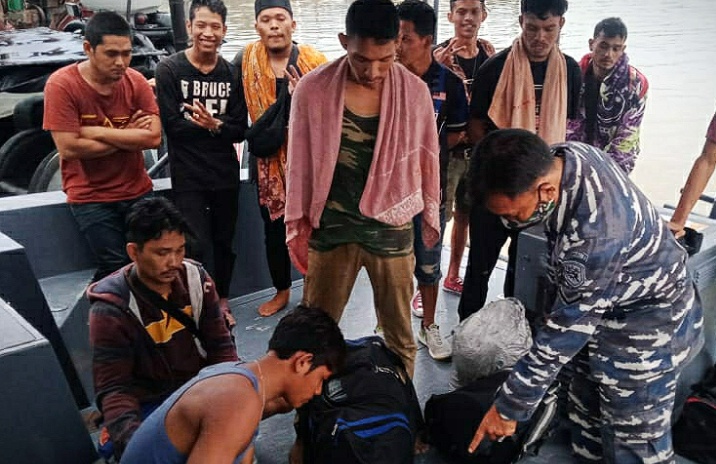 TNI AL Kembali Menangkap 20 Orang Pekerja Migran Ilegal di Tanjung Balai