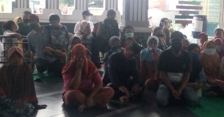 Kepala Desa Jayanti Himbau para Pendamping BPNT dan Bank BRI taati Instruksi Pemerintah dalam Pembagian KKS di