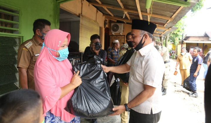 Bupati Kabupaten Labuhanbatu Bagikan 250 Paket Sembako