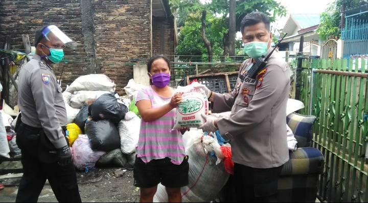 Pandemik Covid 19, Kapolsek Medan Area Bagikan 50 Paket Sembako Untuk Masyarakat