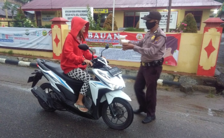 Sinergitas TNI-Polri Berbagi Takjil Jelang Berbuka