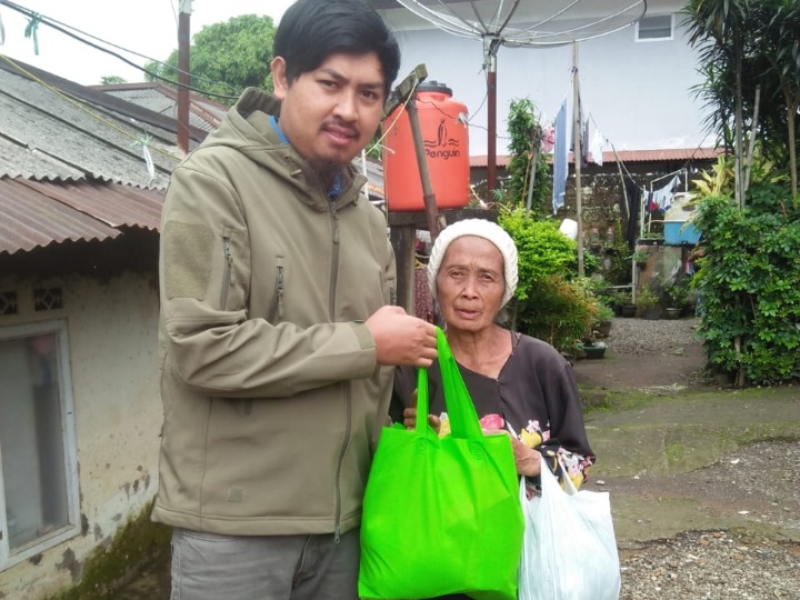 Bantu Beban Warga, Anggota PPWI Bogor Salurkan Bantuan di Cisarua