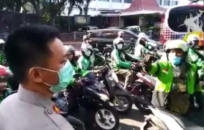 Merasa Tak Terima Dibubarkan, Driver Ojol Caci Maki Kapolsek Dengan Kata Kata Kasar