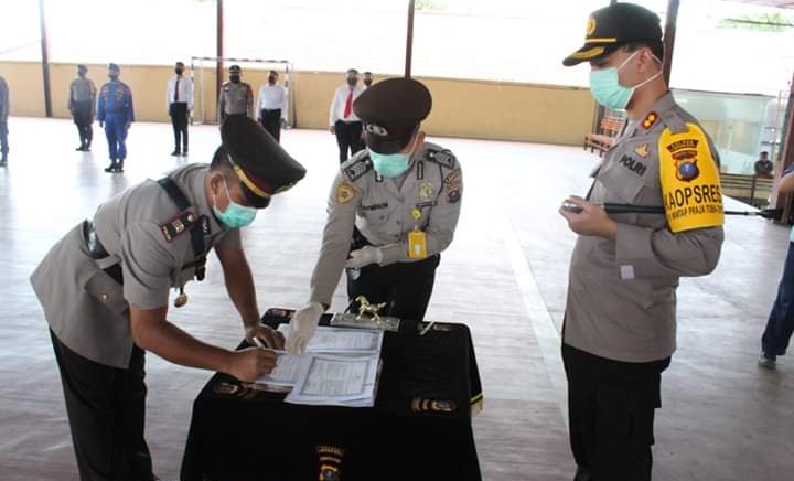 1 Kasat dan 3 Kapolsek Diserah Terimakan, Kapolres Labuhanbatu Ucapkan Terima Kasih Kepada Pejabat Lama