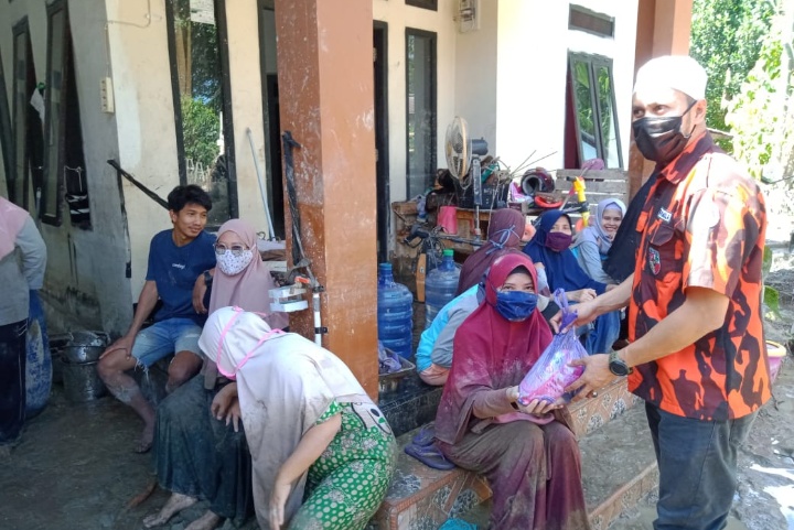 Pemuda Pancasila Luwu Utara Bantu Warga Korban Banjir Bandang Masamba