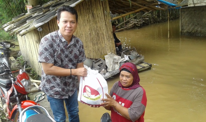 Kiwan Nuryadi Terus Menyisir Berikan Bantuan Kepada Korban Banjir Meluapnya Kali Cibereum