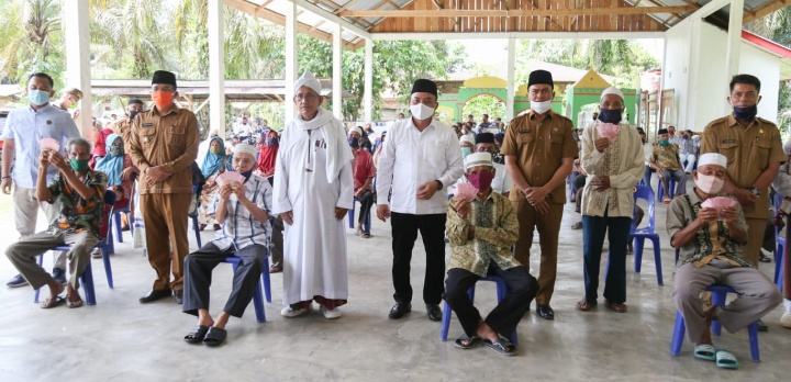 Bupati Labuhanbatu Pantau Penyerahan BLT.DD Desa Tanjung Medan