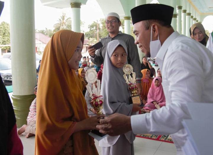 Bupati Andi Serahkan Hadiah Kepada Pemenang Gebyar Ramadhan