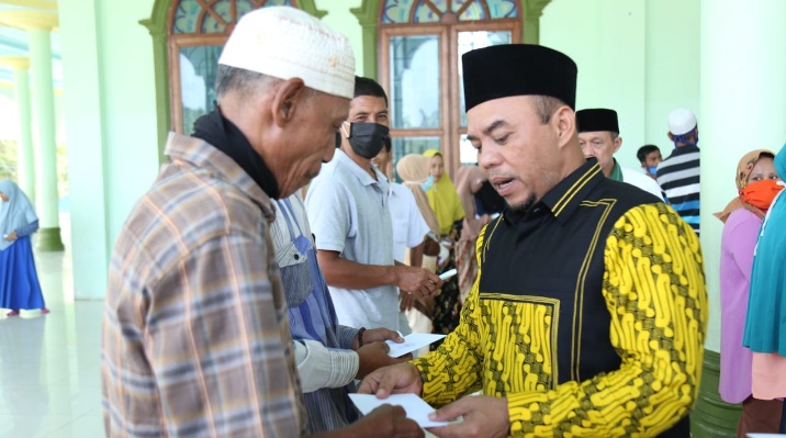 Bupati Labuhanbatu Serahkan Zakat Dari BAZNAS Kepada 7 Panti Asuhan