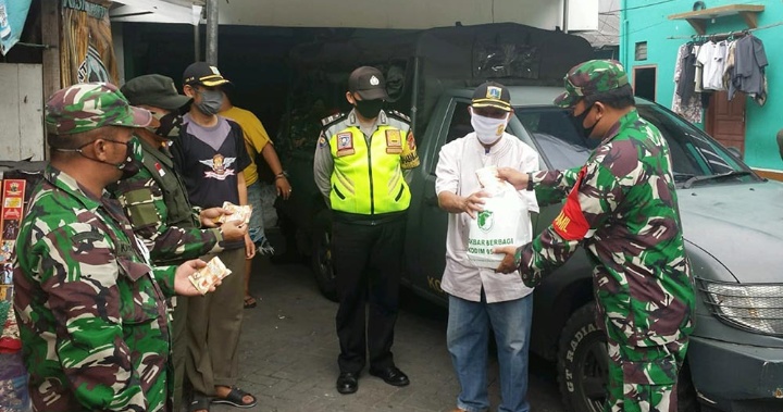 Hari Lebaran, Dapur Umum TNI-Polri Tetap Distribusikan Makanan Siap Saji ke Warga