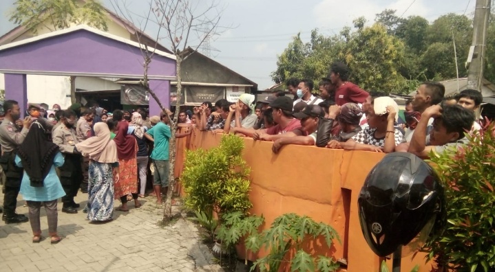 Redam Emosi Warga, Kades Pabuaran Jayanti Kumandangkan Adzan di Sela Aksi Demo