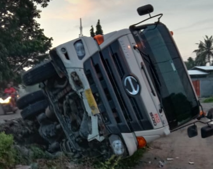 Akibat Ngantuk, Fuso Hino Oleng Tabrak Pembatas Jalan dan Terbalik