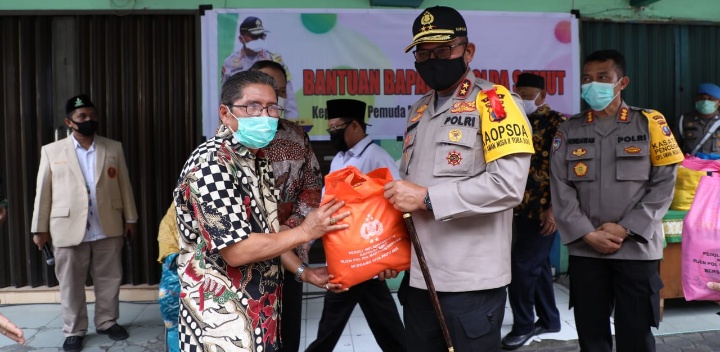 Kapolda Sumut Berikan Bantuan 500 Paket Sembako Kepada PW Muhammadiyah Sumut